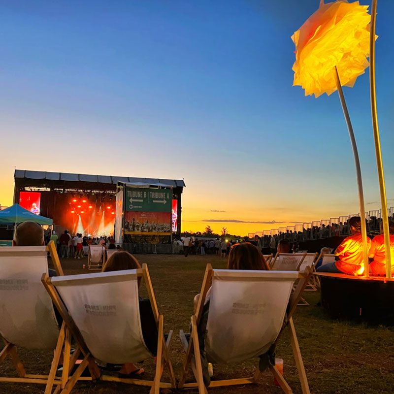 transats devant la scène du printemps de pérouges