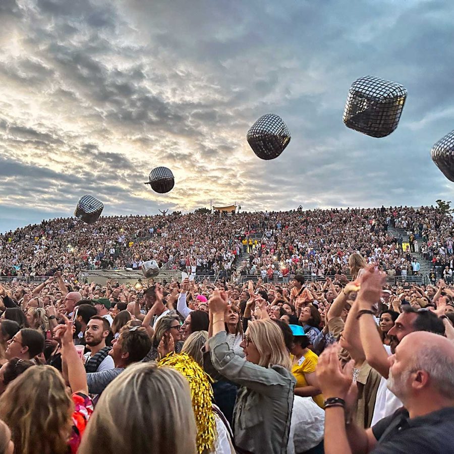 festival de pérouges public dans la fosse et dans les gradins