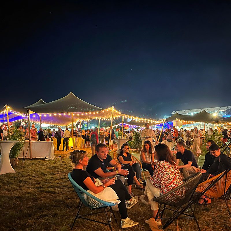 le village du printemps de pérouges le soir